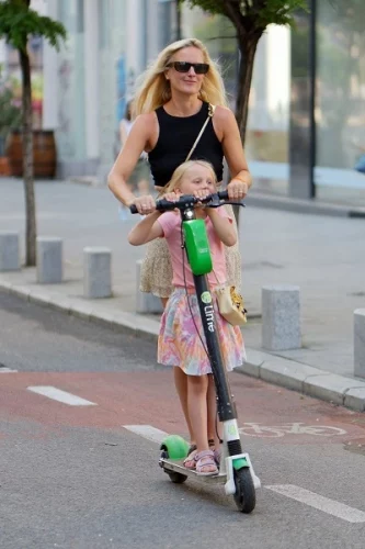 2-personen-auf-einem-e-scooter