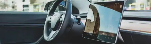 Auto Handyhalterung im Auto, praktische Smartphone Halterung für sicheren Halt.