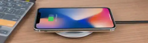 Kabellose Handyhalterung fürs Auto, Smartphone Ladegerät, sichere Befestigung.