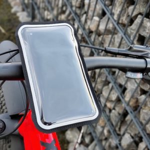 Die Fahrrad Halterung samt Handy sind auf dem Vorbau montiert