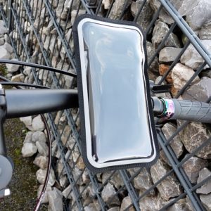 Die Fahrrad Halterung samt Handy sind auf dem Lenker montiert