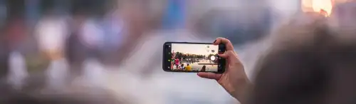 Autohandyhalterung fürs Smartphone für sicheres Fahren und bequemen Zugriff.