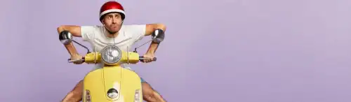 Fahrer auf gelber Vespa mit Helm, nervös, blickt unsicher, humorvoller Ausdruck, modernes Design, tolles Motiv für Mobilität.